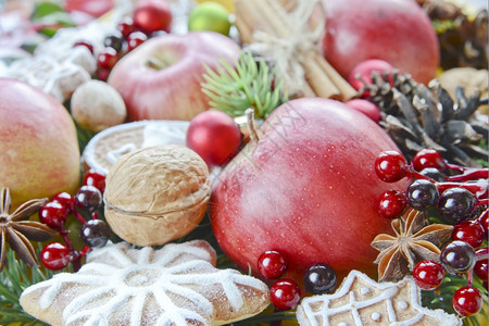 红苹果饼干和香料的圣诞节背景图片