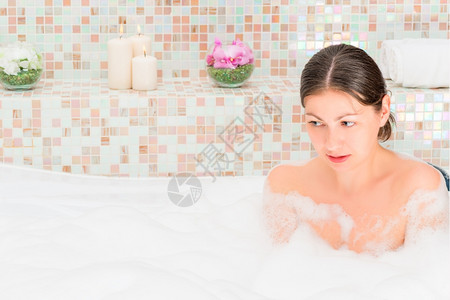 浴缸里的洗澡女子背景图片