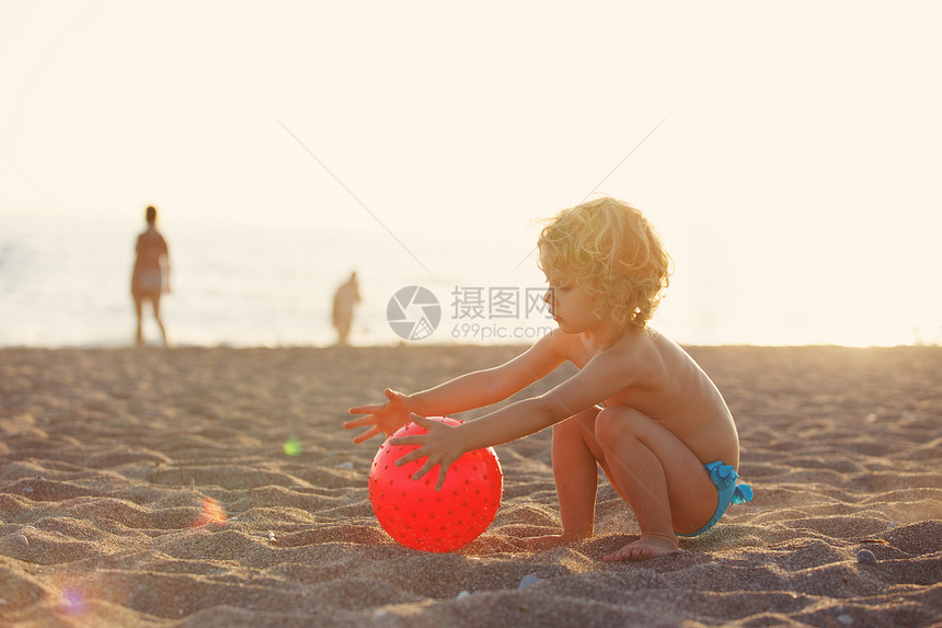 小女孩在沙滩上玩耍图片