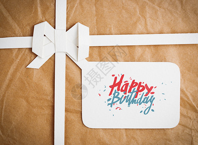 礼品标签上生日快乐的礼品盒图片
