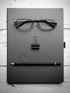 笔记本和眼镜摆的五官造型图片