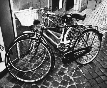 两辆经典古老的城市旧式自行车体重照片RomeItaly图片
