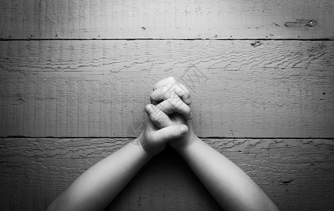履职尽责用于祈祷的双手折叠在一起黑白相片背景