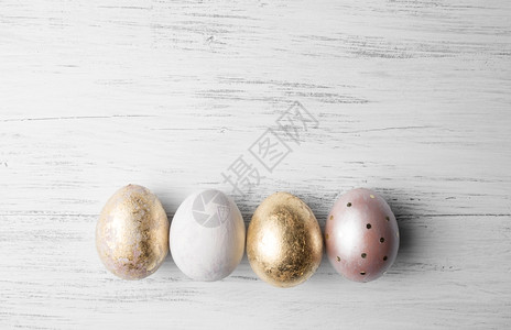 土制木桌上的东产鸡蛋图片