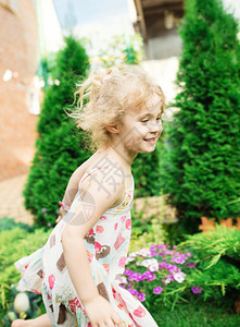 小女孩在草地上奔跑图片