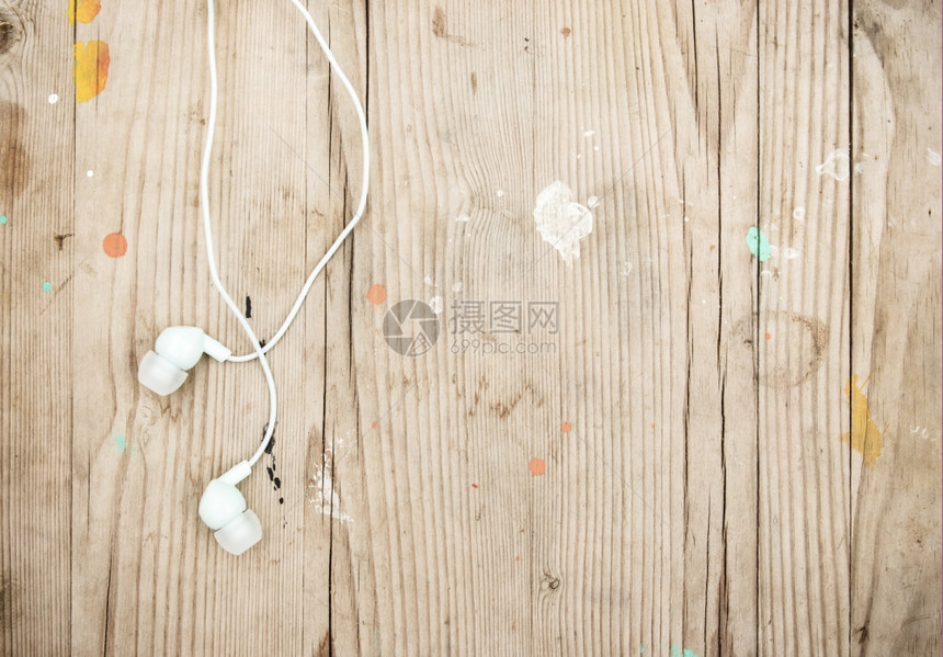 木材上的白色现代便携式耳听器图片
