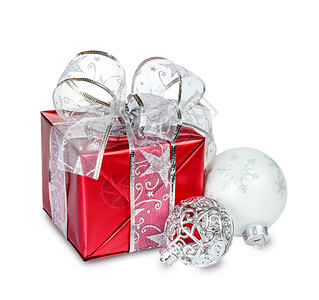 红色礼物盒白底有圣诞节球高清图片