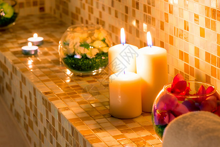 浴衣缝合的瓷砖上蜡烛和花朵图片