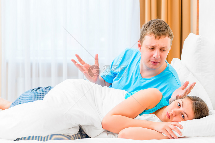 夫妻在床上争吵图片