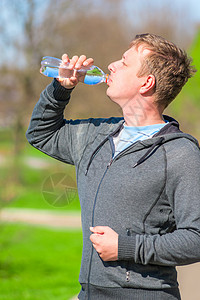 一个带瓶水的年轻人图片