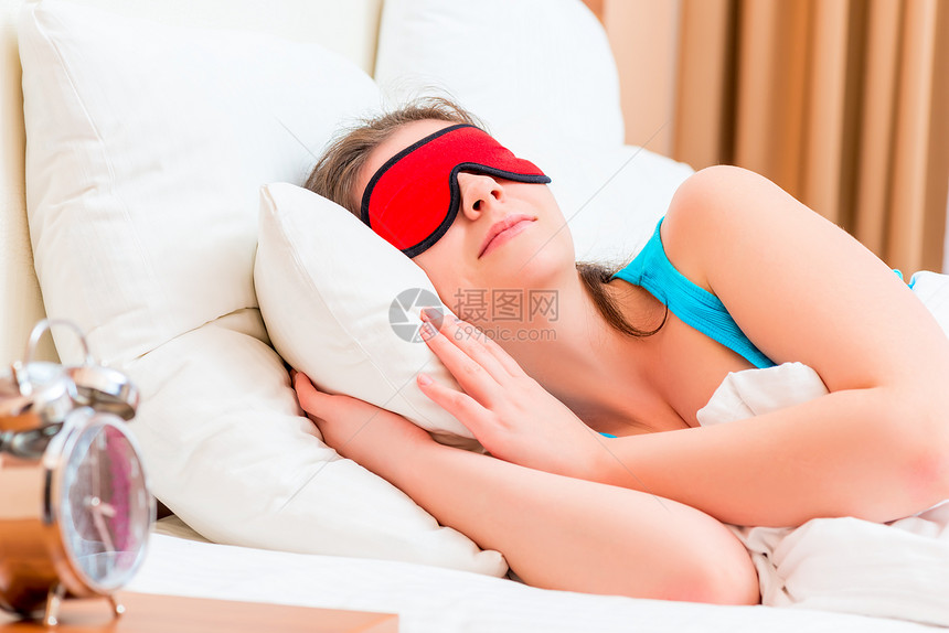 女孩戴着眼罩睡觉图片