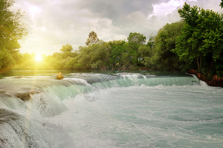 河流的瀑布图片