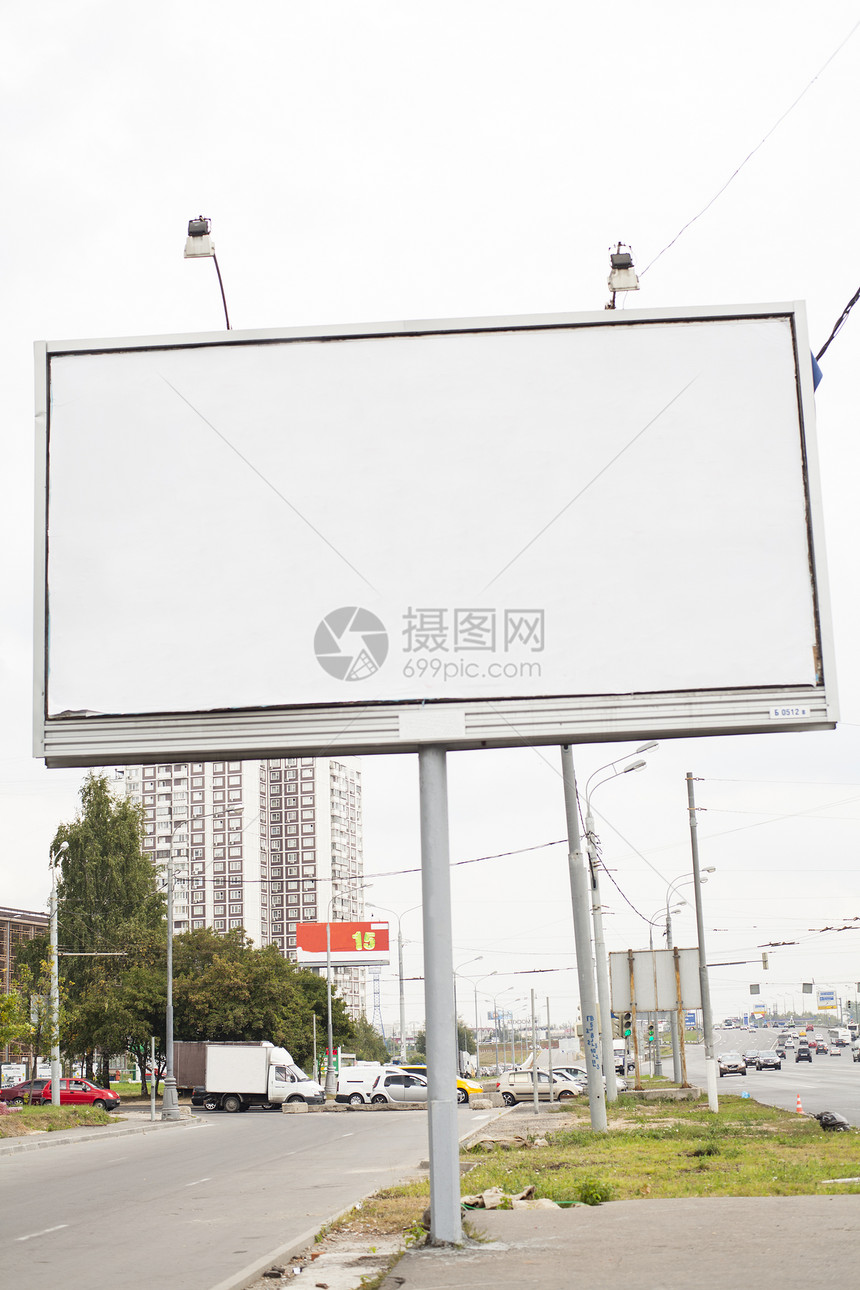 街道上的白色大空广告牌图片