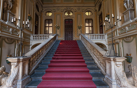 这个意大利古老的宫殿入口红地毯背景图片