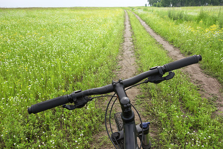 自行车和乡村公路图片