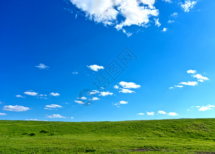 蓝天空和绿山图片