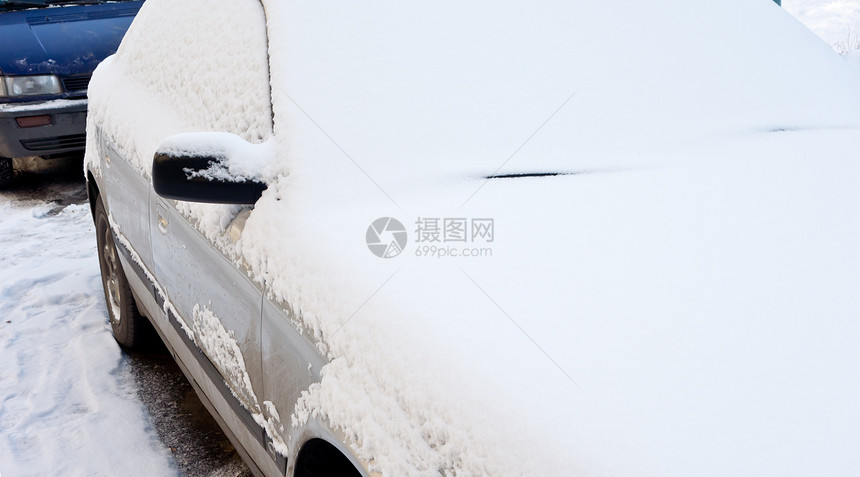雪下汽车图片