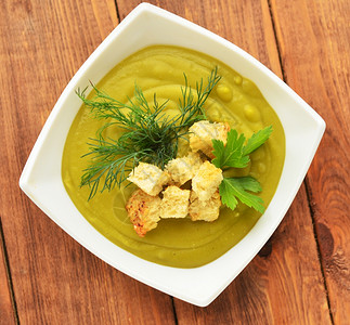 奶油汤配有绿色方正和图片