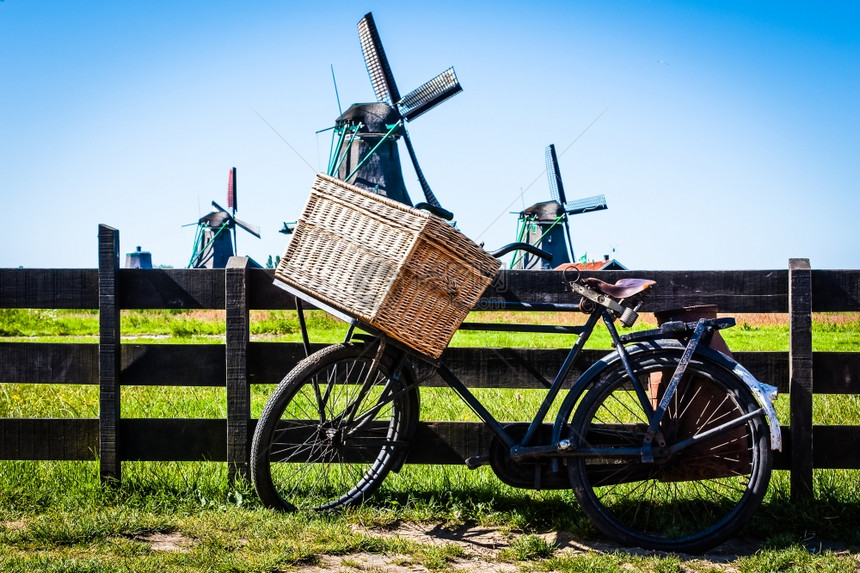 荷兰清晰而传统的地标自行车和磨坊图片