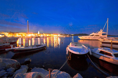 Pakostne港口和海滨夜景dalmticroti图片