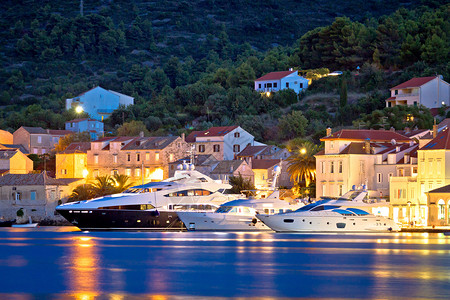 在滨海夜景达马提亚croati等滨海城的豪华游艇图片