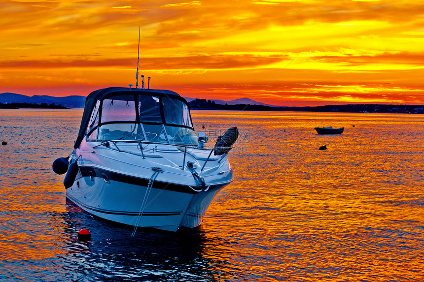 金色夕阳的游艇图片