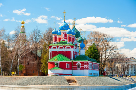 红教堂蓝色圆顶在俄罗斯赖宾克市的河流附近图片