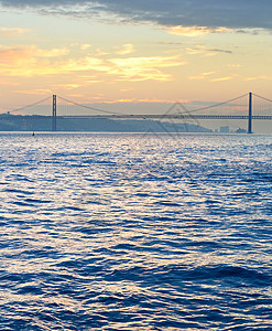 Lisbon海湾有著名的25个阿普里尔桥图片
