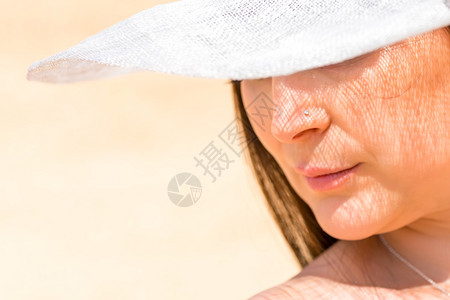 妇女与白色帽子的影相近面孔图片