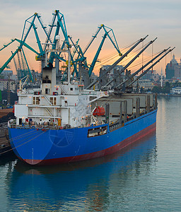 日落时巴杜米海陆港工业船背景图片