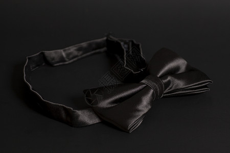 黑色背景的弓领带图片