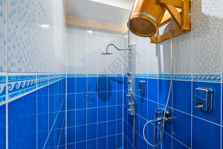 一个没有人们的淋浴间蓝色图片