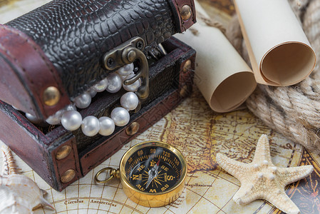 宝藏箱纸卷罗盘海星和船舶旧背景上的绳索图片