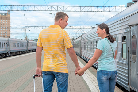 一对夫妇在火车站准备启程图片