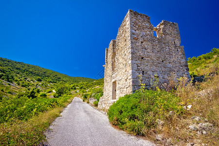 军事区旧警卫塔的废墟达马提亚岛croati背景图片
