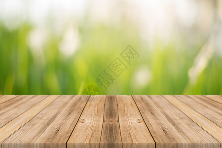 补中益气汤在模糊背景面前的木板空桌森林中模糊树木上的浅色褐头可用于显示或补装产品春季旧的过滤图像背景