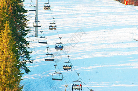 滑雪胜地的索道景观图片
