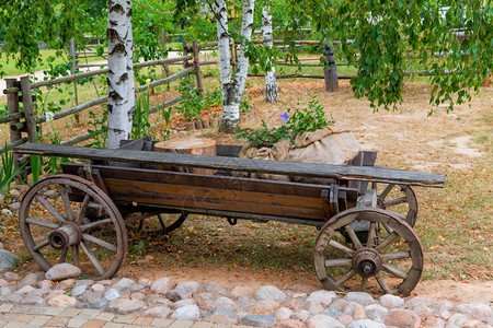 农村地区的老旧木制车图片