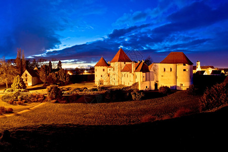 Varzdin旧城具有里程碑意义的夜景北部croati图片
