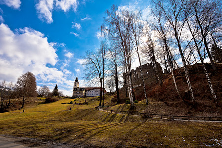沃尔夫斯堡卡林西亚奥斯特里山丘上的堡垒背景