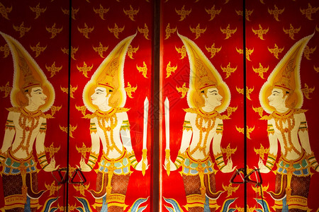 在thai寺庙和用于背景的门上绘画监护人天使图片