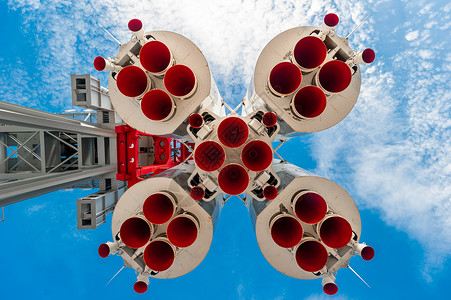 向蓝天喷射大型火箭技术的高清图片素材