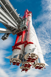 蓝天背景发射台上的火箭燃料高清图片素材