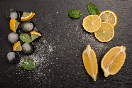 切片和半新鲜的多汁柠檬加上薄荷叶和板的冰融化图片