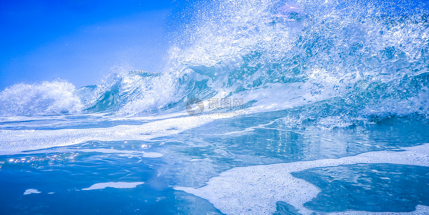 蓝色水晶流在海滩上坠落图片