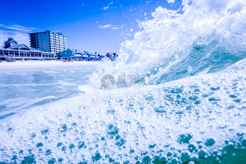 蓝色水晶流在海滩上坠落图片