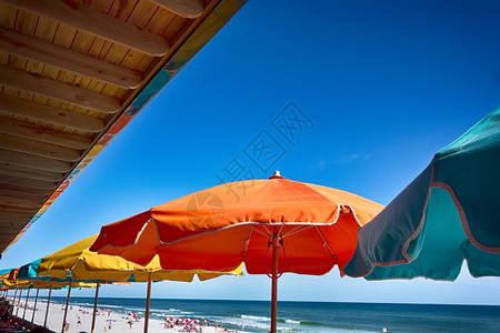 海滩边的彩色雨伞图片