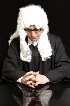 男律师的肖像画戴假发黑色背景眼镜图片