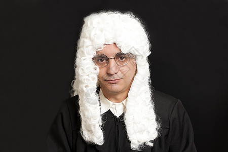黑色木槌黑背景戴假发的男法官肖像背景