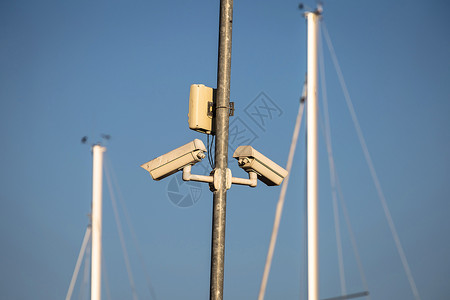 一对在游艇港的户外安全摄像头图片